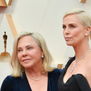 Gerda Jacoba Aletta Maritz et Charlize Theron lors du photocall des arrivées de la 92ème cérémonie des Oscars 2020 au Hollywood and Highland à Los Angeles, Californie, Etats-Unis, le 9 février 2020.
