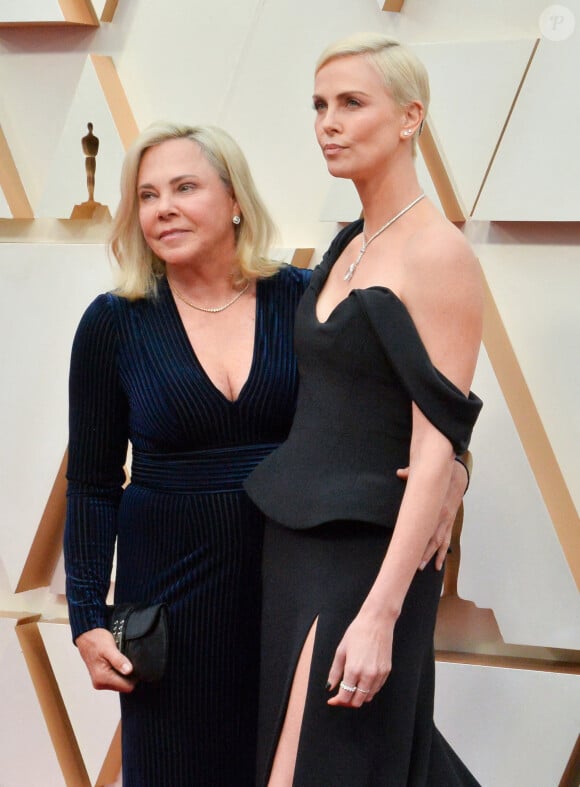 Gerda Jacoba Aletta Maritz et Charlize Theron lors du photocall des arrivées de la 92ème cérémonie des Oscars 2020 au Hollywood and Highland à Los Angeles, Californie, Etats-Unis, le 9 février 2020.