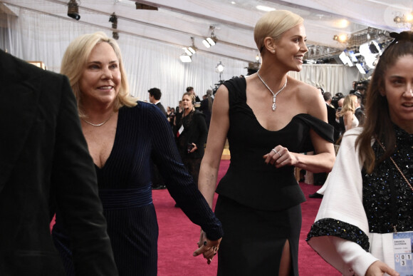 Gerda Jacoba Aletta Maritz et Charlize Theron lors du photocall des arrivées de la 92ème cérémonie des Oscars 2020 au Hollywood and Highland à Los Angeles, Californie, Etats-Unis, le 9 février 2020.