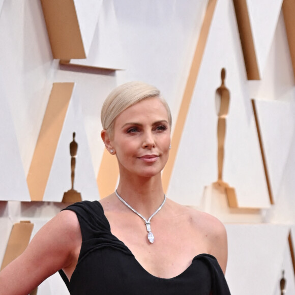 Charlize Theron, habillée d'une robe Haute Couture Christian Dior, assiste à la 92ème cérémonie des Oscars au Dolby Theatre. Los Angeles, le 9 février 2020.