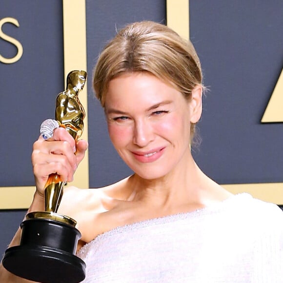 Reneé Zellweger, lauréate de l'Oscar de Meilleure actrice (pour le film "Judy"), assiste à la 92ème cérémonie des Oscars au Dolby Theatre, habillée d'une robe Haute Couture Giorgio Armani Privé. Los Angeles, le 9 février 2020.