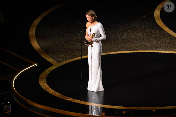 Reneé Zellweger, lauréate de l'Oscar de Meilleure actrice (pour le film "Judy"), assiste à la 92ème cérémonie des Oscars au Dolby Theatre, habillée d'une robe Haute Couture Giorgio Armani Privé. Los Angeles, le 9 février 2020.