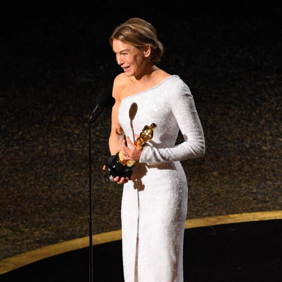 Reneé Zellweger, lauréate de l'Oscar de Meilleure actrice (pour le film "Judy"), assiste à la 92ème cérémonie des Oscars au Dolby Theatre, habillée d'une robe Haute Couture Giorgio Armani Privé. Los Angeles, le 9 février 2020.