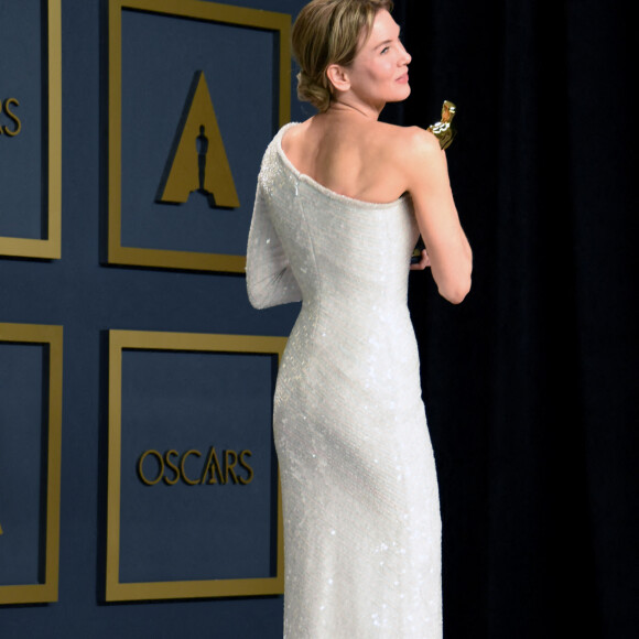 Reneé Zellweger, lauréate de l'Oscar de Meilleure actrice (pour le film "Judy"), assiste à la 92ème cérémonie des Oscars au Dolby Theatre, habillée d'une robe Haute Couture Giorgio Armani Privé. Los Angeles, le 9 février 2020.