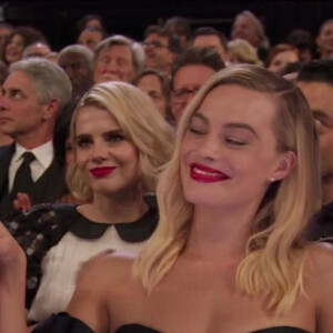 Charlize Theron, en larmes, et Margot Robbie assistent à la 92e édition des Oscars au Dolby Theatre. Hollywood, Los Angeles, le 9 février 2020.