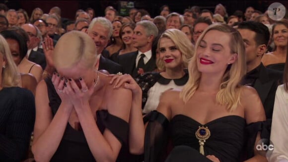 Charlize Theron, en larmes, et Margot Robbie assistent à la 92e édition des Oscars au Dolby Theatre. Hollywood, Los Angeles, le 9 février 2020.