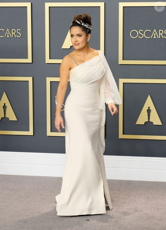 Salma Hayek assiste à la 92e édition des Oscars au Dolby Theatre, habillée d'une robe Gucci. Hollywood, Los Angeles, le 9 février 2020.