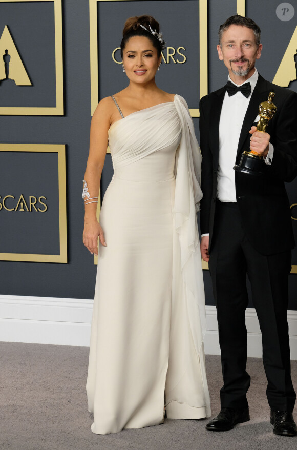 Salma Hayek et le monteur sonore Mark Taylor, lauréat du prix de mixage sonore pour "1917", assistent à la 92e édition des Oscars au Dolby Theatre. Hollywood, Los Angeles, le 9 février 2020.