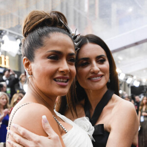 Salma Hayek et Penélope Cruz assistent à la 92e édition des Oscars au Dolby Theatre. Hollywood, Los Angeles, le 9 février 2020.