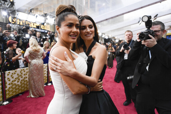 Salma Hayek et Penélope Cruz assistent à la 92e édition des Oscars au Dolby Theatre. Hollywood, Los Angeles, le 9 février 2020.