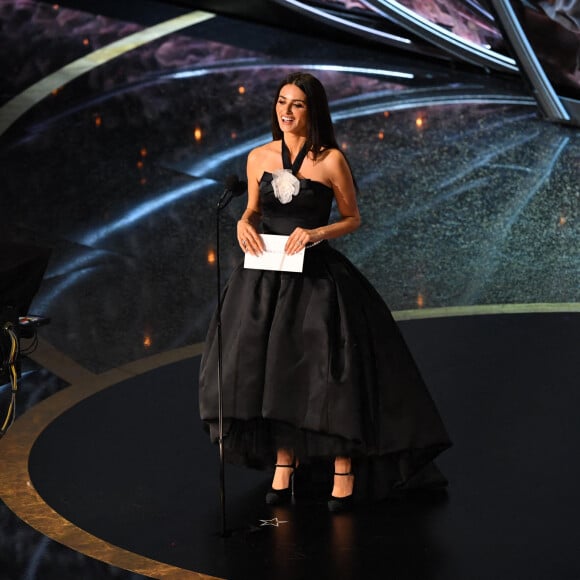 Penélope Cruz assiste à la 92e édition des Oscars au Dolby Theatre, habillée d'une robe Chanel. Hollywood, Los Angeles, le 9 février 2020.