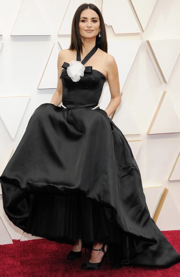 Penélope Cruz assiste à la 92e édition des Oscars au Dolby Theatre, habillée d'une robe Chanel. Hollywood, Los Angeles, le 9 février 2020.