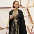 Natalie Portman assiste à la 92e édition des Oscars au Dolby Theatre, habillée d'une cape (collection printemps-été 2018) et d'une robe (collection printemps-été 2020) Haute Couture Christian Dior. Hollywood, Los Angeles, le 9 février 2020.