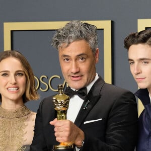 Natalie Portman, le scénariste-réalisateur Taika Waititi, lauréat du prix du Meilleur scénario adapté pour "Jojo Rabbit", et Timothée Chalamet assistent à la 92e édition des Oscars, au Dolby Theatre. Los Angeles, le 9 février 2020.