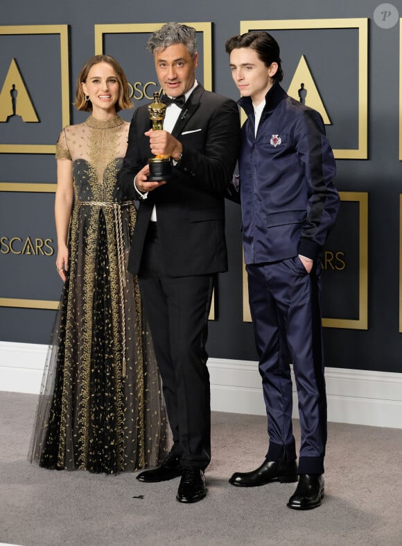 Natalie Portman, le scénariste-réalisateur Taika Waititi, lauréat du prix du Meilleur scénario adapté pour "Jojo Rabbit", et Timothée Chalamet assistent à la 92e édition des Oscars, au Dolby Theatre. Los Angeles, le 9 février 2020.