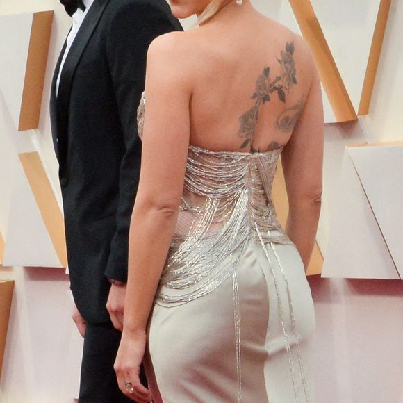 Colin Jost et Scarlett Johansson assistent à la 92e édition des Oscars au Dolby Theatre. Hollywood, Los Angeles, le 9 février 2020.