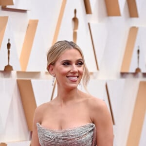 Scarlett Johansson assiste à la 92e édition des Oscars au Dolby Theatre, habillée d'une robe Oscar de la Renta. Hollywood, Los Angeles, le 9 février 2020.