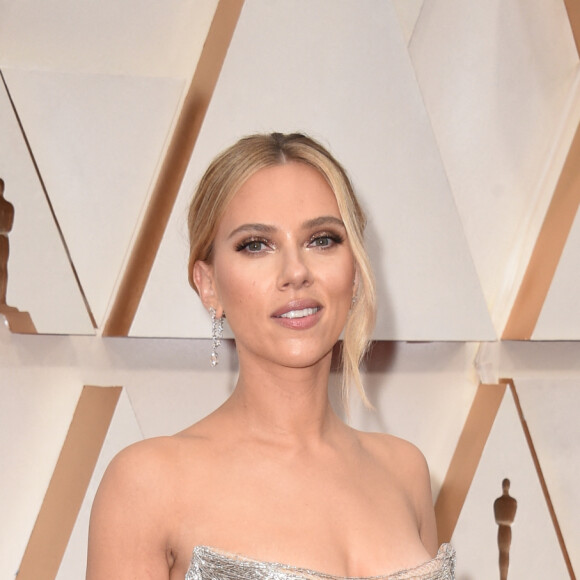 Scarlett Johansson assiste à la 92e édition des Oscars au Dolby Theatre, habillée d'une robe Oscar de la Renta. Hollywood, Los Angeles, le 9 février 2020.