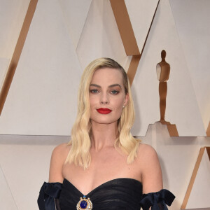 Margot Robbie assiste à la 92e édition des Oscars au Dolby Theatre, habillée d'une robe Chanel. Hollywood, Los Angeles, le 9 février 2020.
