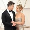 Scarlett Johansson et son fiancé Colin Jost lors du photocall des arrivées de la 92ème cérémonie des Oscars 2020 au Hollywood and Highland à Los Angeles, Californie, Etats-Unis, le 9 février 2020.