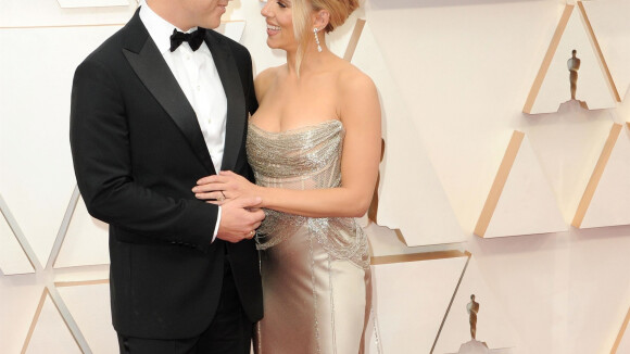 Scarlett Johansson aux Oscars : regards amoureux à Colin et bijoux hors de prix