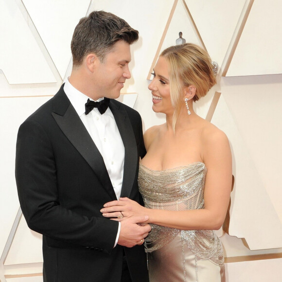 Scarlett Johansson et son fiancé Colin Jost lors du photocall des arrivées de la 92ème cérémonie des Oscars 2020 au Hollywood and Highland à Los Angeles, Californie, Etats-Unis, le 9 février 2020.