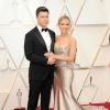 Scarlett Johansson et son fiancé Colin Jost lors du photocall des arrivées de la 92ème cérémonie des Oscars 2020 au Hollywood and Highland à Los Angeles, Californie, Etats-Unis, le 9 février 2020.