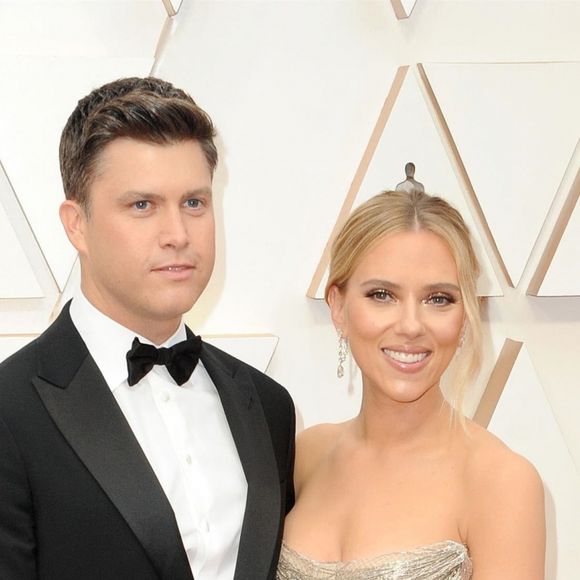 Scarlett Johansson et son fiancé Colin Jost lors du photocall des arrivées de la 92ème cérémonie des Oscars 2020 au Hollywood and Highland à Los Angeles, Californie, Etats-Unis, le 9 février 2020.