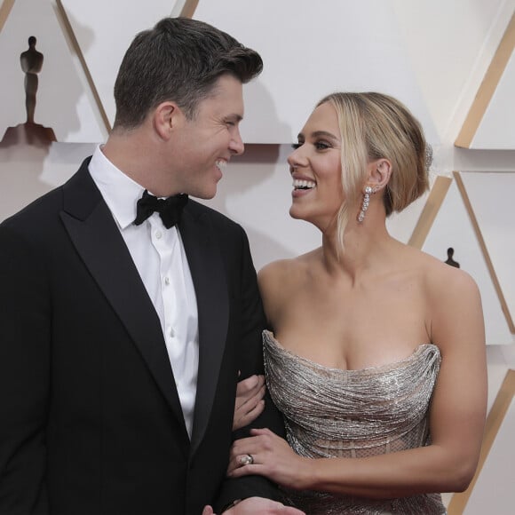 Scarlett Johansson et son fiancé Colin Jost lors du photocall des arrivées de la 92ème cérémonie des Oscars 2020 au Hollywood and Highland à Los Angeles, Californie, Etats-Unis, le 9 février 2020.