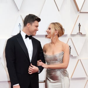 Scarlett Johansson et son fiancé Colin Jost lors du photocall des arrivées de la 92ème cérémonie des Oscars 2020 au Hollywood and Highland à Los Angeles, Californie, Etats-Unis, le 9 février 2020.