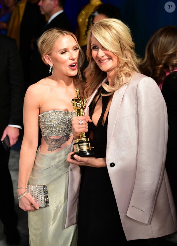 Scarlett Johansson, Laura Dern - People à la soirée "Vanity Fair Oscar Party" après la 92ème cérémonie des Oscars 2019 au Wallis Annenberg Center for the Performing Arts à Los Angeles, le 9 février 2020.