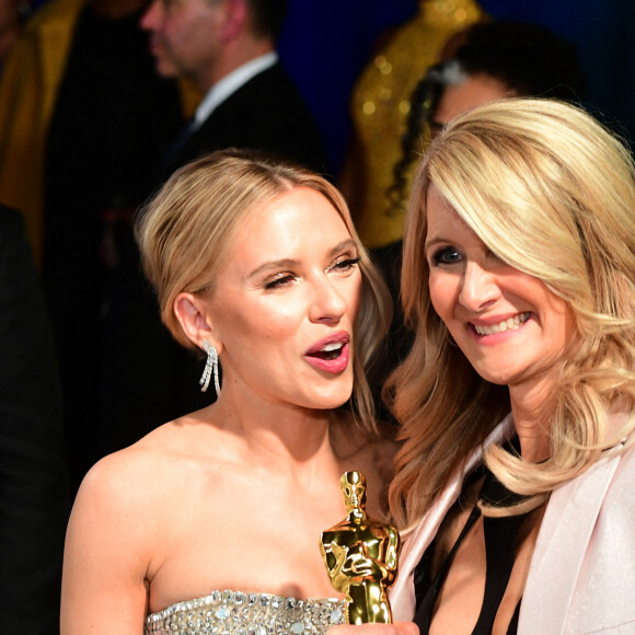 Scarlett Johansson, Laura Dern - People à la soirée "Vanity Fair Oscar Party" après la 92ème cérémonie des Oscars 2019 au Wallis Annenberg Center for the Performing Arts à Los Angeles, le 9 février 2020.