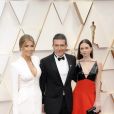 Nicole Kimpel, Antonio Banderas et sa fille Stella Banderas assistent à la 92ème cérémonie des Oscars au Dolby Theatre. Los Angeles, le 9 février 2020.