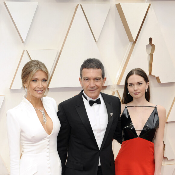 Nicole Kimpel, Antonio Banderas et sa fille Stella Banderas assistent à la 92ème cérémonie des Oscars au Dolby Theatre. Los Angeles, le 9 février 2020.