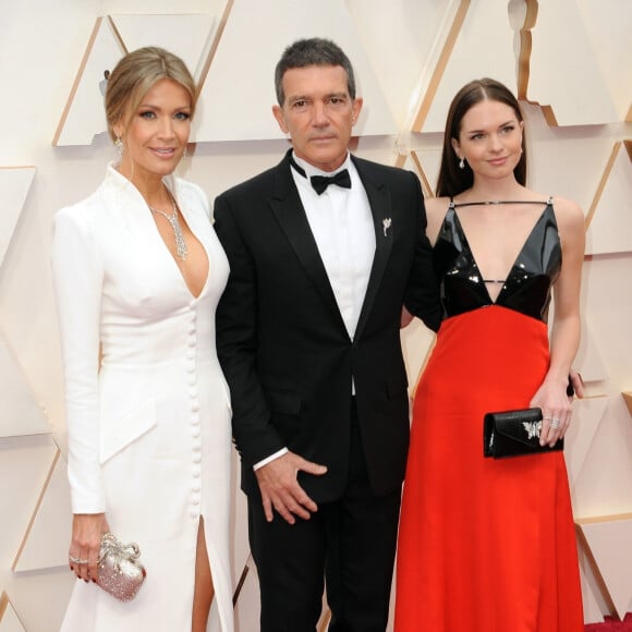 Nicole Kimpel, Antonio Banderas et sa fille Stella Banderas assistent à la 92ème cérémonie des Oscars au Dolby Theatre. Los Angeles, le 9 février 2020.