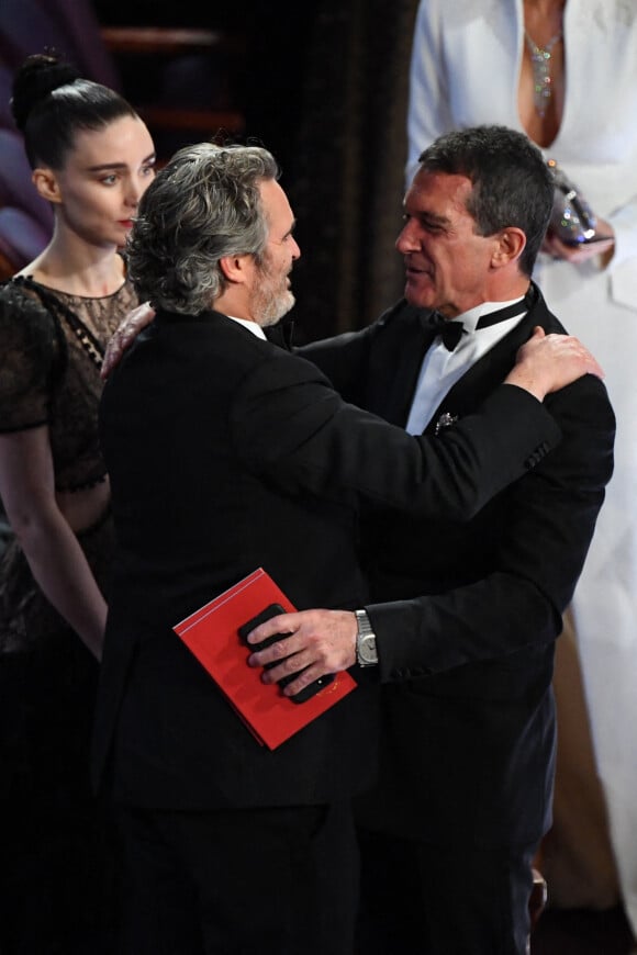 Joaquin Phoenix, Rooney Mara et Antonio Banderas assistent à la 92ème cérémonie des Oscars au Dolby Theatre. Los Angeles, le 9 février 2020.