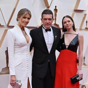 Nicole Kimpel, Antonio Banderas et sa fille Stella Banderas assistent à la 92ème cérémonie des Oscars au Dolby Theatre. Los Angeles, le 9 février 2020.