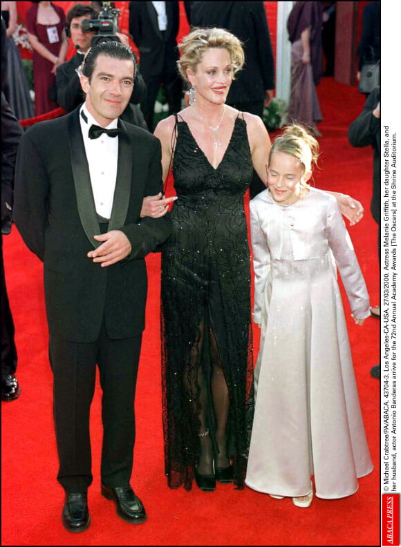 Melanie Griffith, Antonio Banderas et leur fille Stella aux 72e Oscars, au Shrine Auditorium. Los Angeles, le 27 mars 2000.