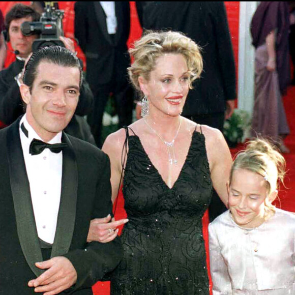 Melanie Griffith, Antonio Banderas et leur fille Stella aux 72e Oscars, au Shrine Auditorium. Los Angeles, le 27 mars 2000.