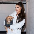 Ariana Grande et son chien Toulouse dans les coulisses de sa tournée, le Sweetener World Tour. Le 16 novembre 2019. @Diggzy/Splash News/ABACAPRESS.COM