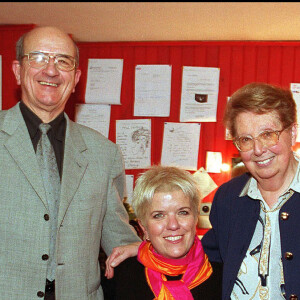 Mimie Mathy et ses parents au théâtre Dejazet à Paris le 21 février 2002.
