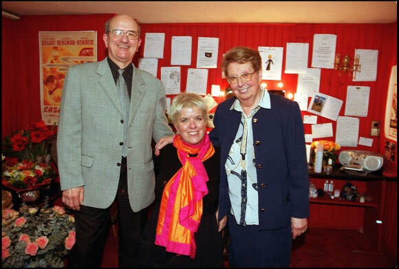 Mimie Mathy et ses parents au théâtre Dejazet à Paris le 21 février 2002.