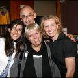 Mimie Mathy, son mari Benoist, Mélanie Doutey et Alexandra Lamy au théâtre Edouard VII, à Paris, le 11 mai 2006.