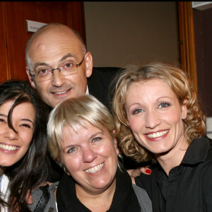 Mimie Mathy, son mari Benoist, Mélanie Doutey et Alexandra Lamy au théâtre Edouard VII, à Paris, le 11 mai 2006.