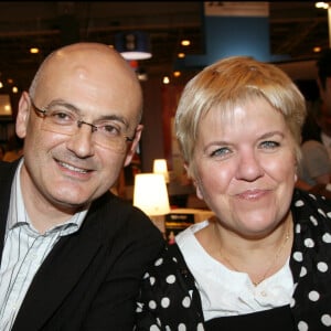 Mimie Mathy et son mari Benoist Gérard au Salon du Livre, le 27 mars 2003, à Paris.