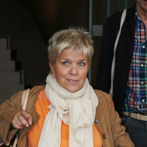 Mimie Mathy arrive pour un enregistrement radio pour son spectacle "Je re-papote avec vous", le 7 octobre 2013, à Paris.