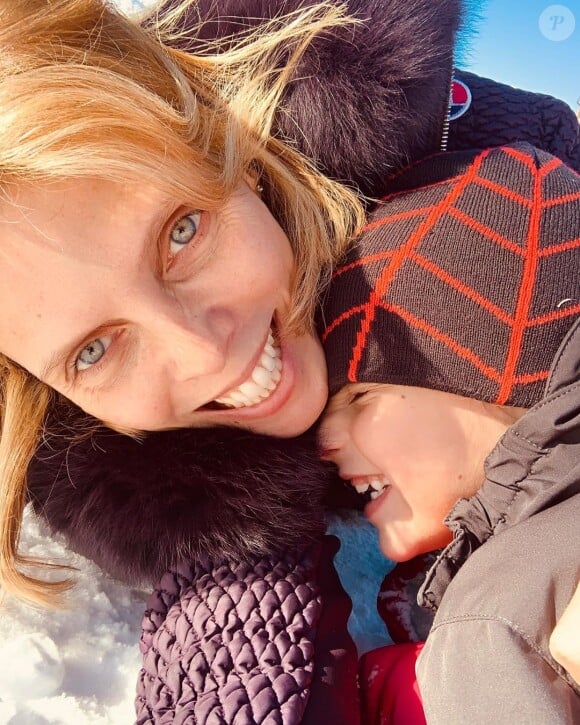 Sylvie Tellier au naturel et avec l'un de ses enfants au ski, le 312 décembre 2019