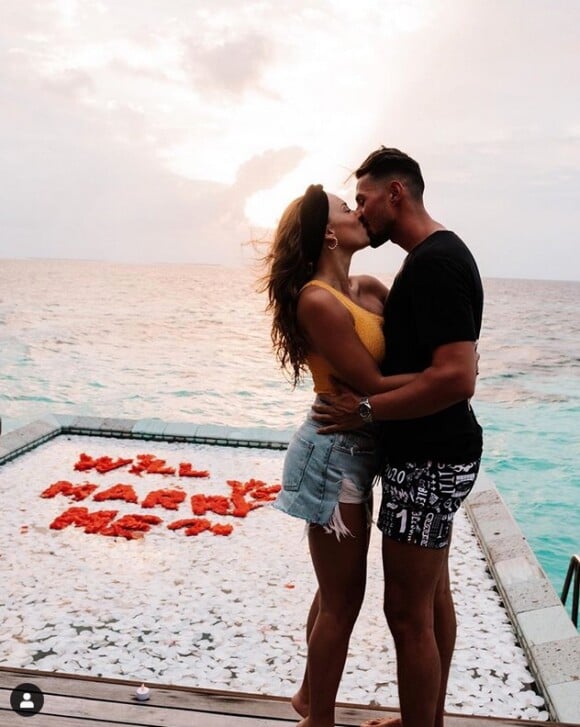 Stéphanie Durant et son compagnon Théo ont annoncé leurs fiançailles le 27 janvier 2020 sur Instagram.