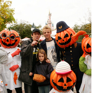 Jean-Luc Reichmann et ses enfants Hugo et Rosalie le 04 octobre 2004 à Disneyland Paris.
 