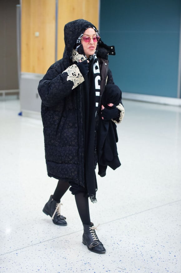 Madonna et son supposé compagnon Ahlamalik Williams à l'aéroport de New York le 27 décembe 2019.